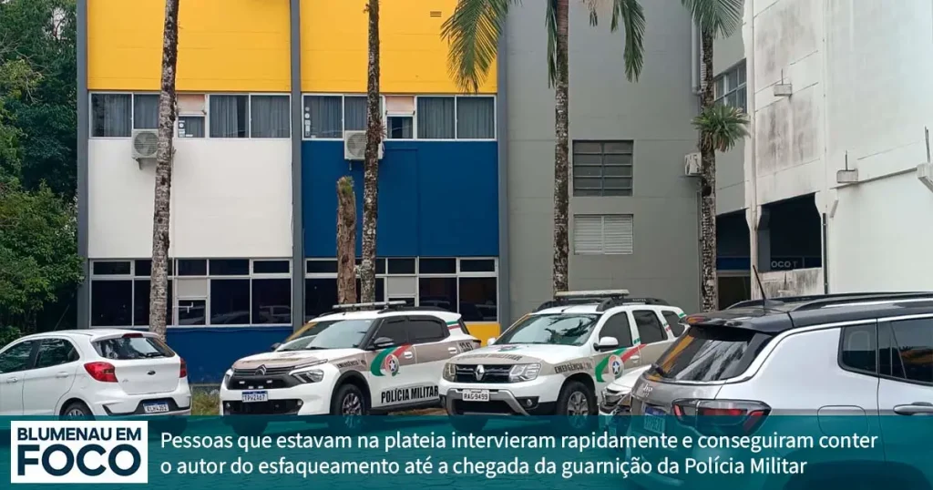 Pessoas da Plateia Conseguem Conter o Autor do Esfaqueamento na Furb Até a Checada da PM. - Blumenau em Foco Notícias de Blumenau/SC.