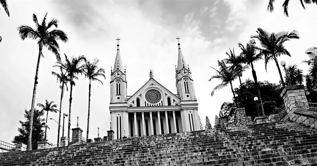 Dia 26 de Maio de 1956: Igreja Matriz São Pedro Apóstolo em Gaspar. - Blumenau em Foco Portal de Notícias de Blumenau e Região.