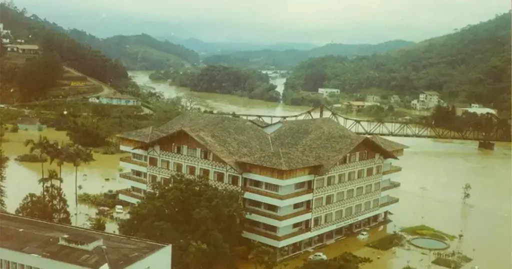 Dia 30 de Maio de 1992. O Ápice da Enchente em Blumenau/SC. - Blumenau em Foco Portal de Notícias de Blumenau e Região. Dia 30 de Maio de 1992. O Ápice da Enchente em Blumenau/SC. - Blumenau em Foco Portal de Notícias de Blumenau e Região.